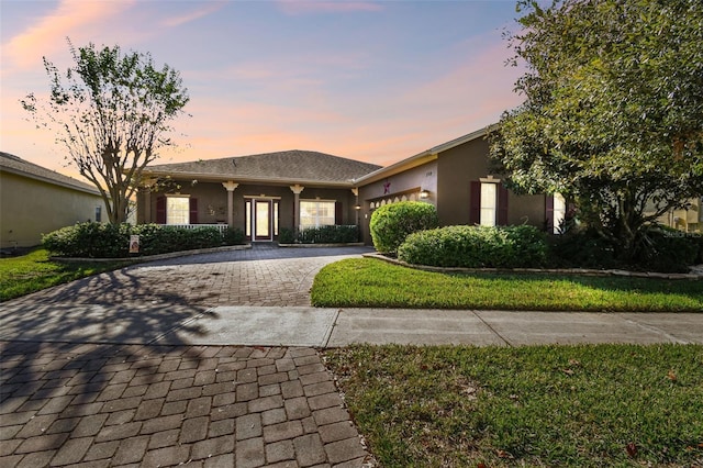 view of front of property featuring a lawn