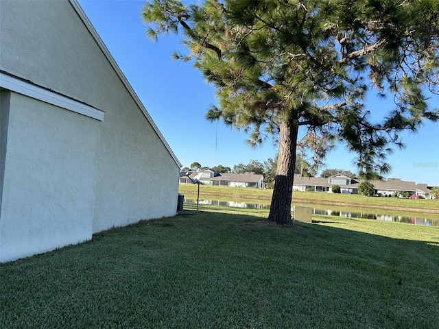 view of yard featuring a water view