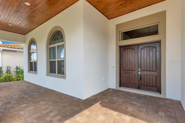 property entrance featuring stucco siding