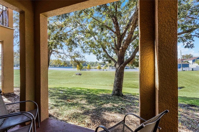 view of yard featuring a water view