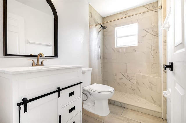 bathroom with a shower with shower curtain, vanity, and toilet