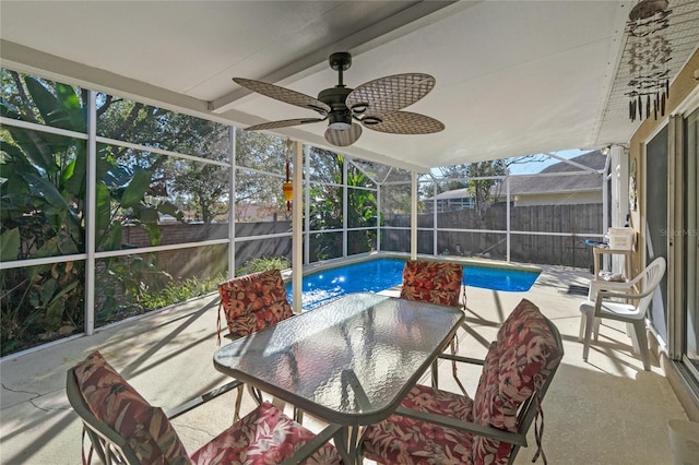 sunroom with ceiling fan