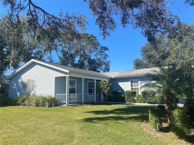 single story home with a front lawn