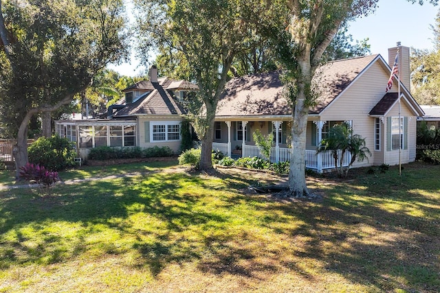 view of front of property featuring a porch and a front lawn