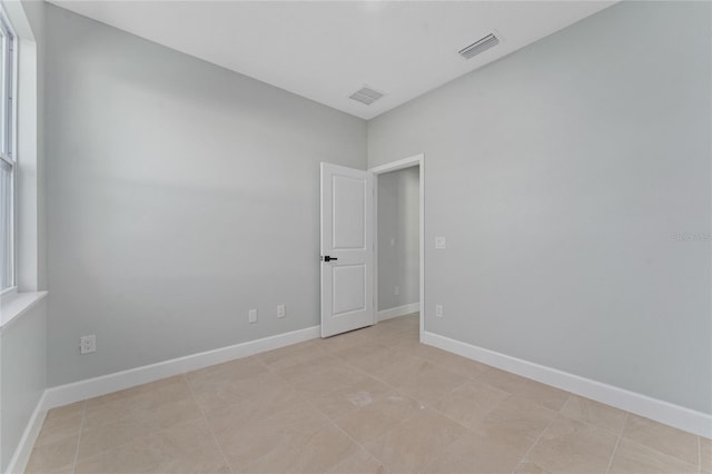 empty room featuring light tile patterned flooring