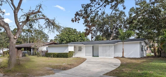 single story home with a front lawn