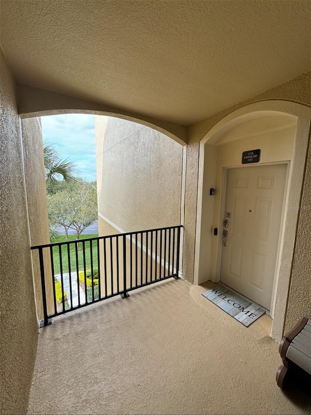 property entrance featuring a balcony