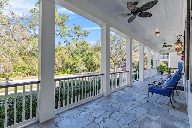 sunroom with ceiling fan