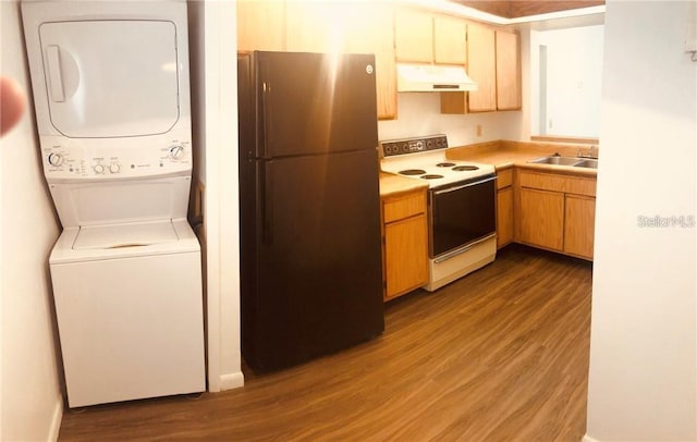 kitchen featuring hardwood / wood-style floors, stacked washer and clothes dryer, sink, fridge, and white electric range oven