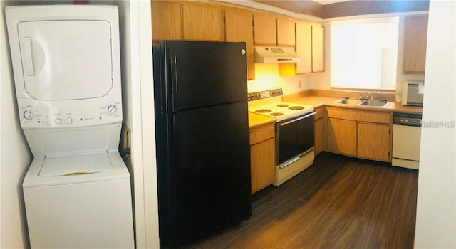 kitchen featuring white appliances, sink, dark wood-type flooring, and stacked washer and clothes dryer