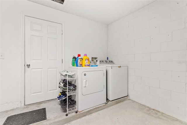 825 Desmoines Pl, Kissimmee, FL 34759 - laundry area with washing machine and dryer and concrete block wall