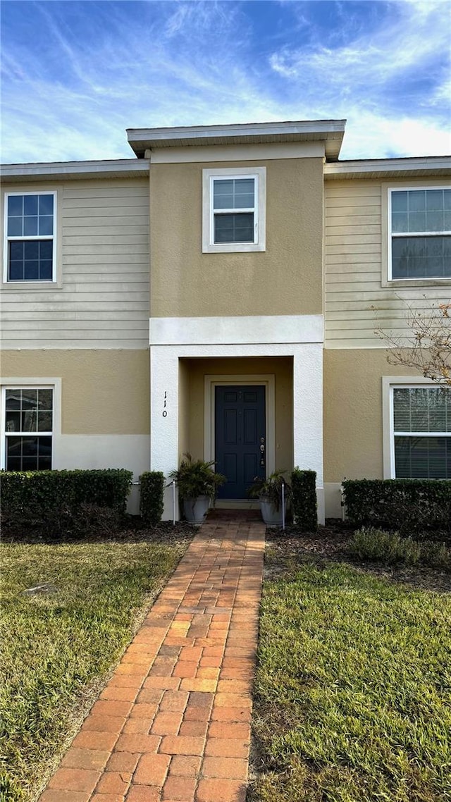 view of front of home featuring a front lawn