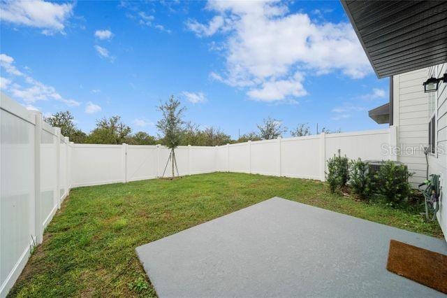 view of yard featuring a patio area