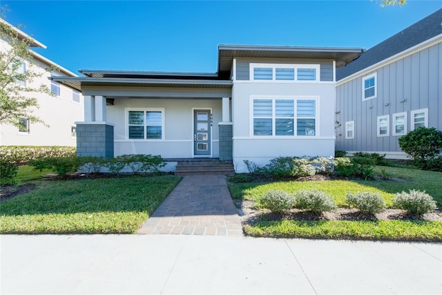 view of front of house featuring a front yard