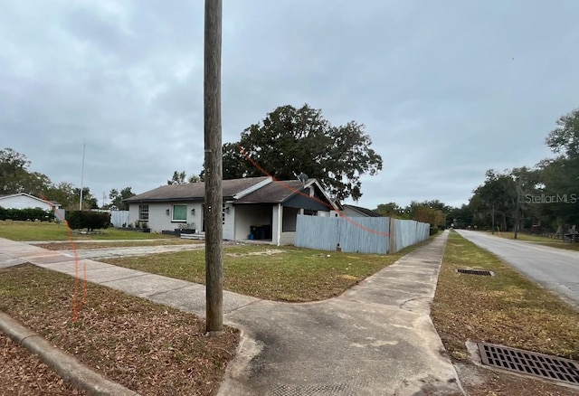 view of front of property featuring a front yard