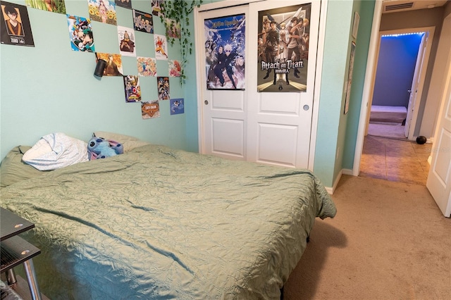 bedroom featuring carpet flooring and a closet