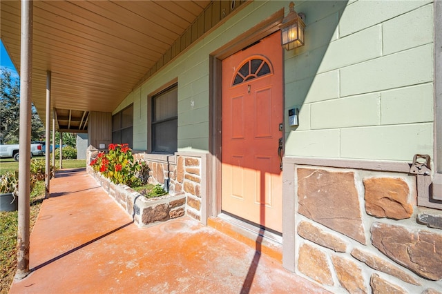 property entrance with covered porch