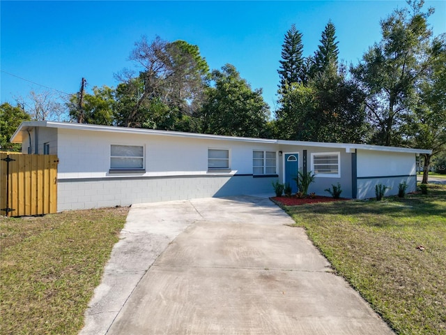 single story home with a front lawn