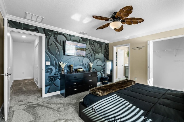 bedroom with ceiling fan, carpet floors, a textured ceiling, and a closet