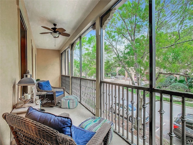 sunroom with ceiling fan