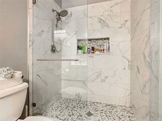 bathroom with toilet and tiled shower