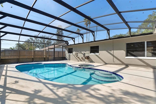 view of pool featuring an in ground hot tub, a patio area, and a lanai