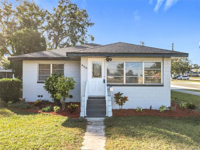 view of front facade with a front yard