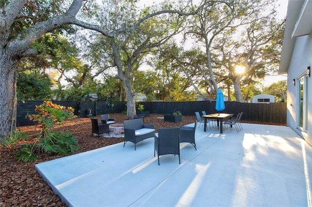 view of patio featuring a fire pit