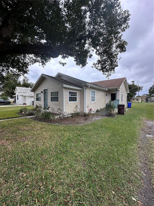 view of side of property featuring a lawn