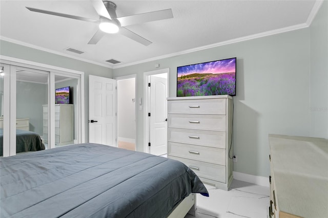 bedroom with ceiling fan, ornamental molding, and a closet