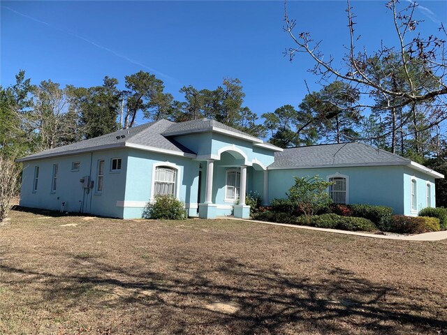 view of front of property with a front yard