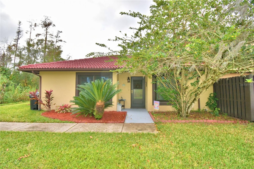 view of front of property with a front yard