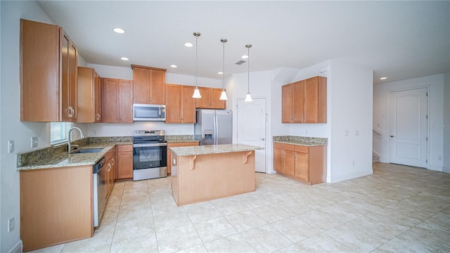 kitchen featuring a center island, pendant lighting, stainless steel appliances, a sink, and a kitchen breakfast bar