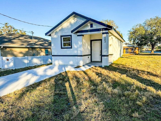 view of front of home featuring a front yard