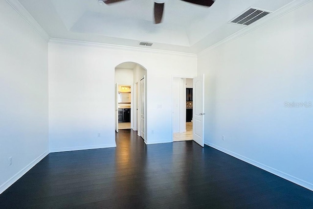 spare room featuring arched walkways, visible vents, a tray ceiling, and ceiling fan