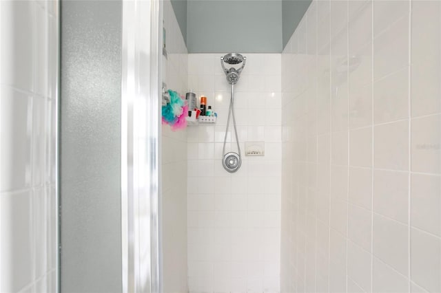 bathroom featuring a tile shower