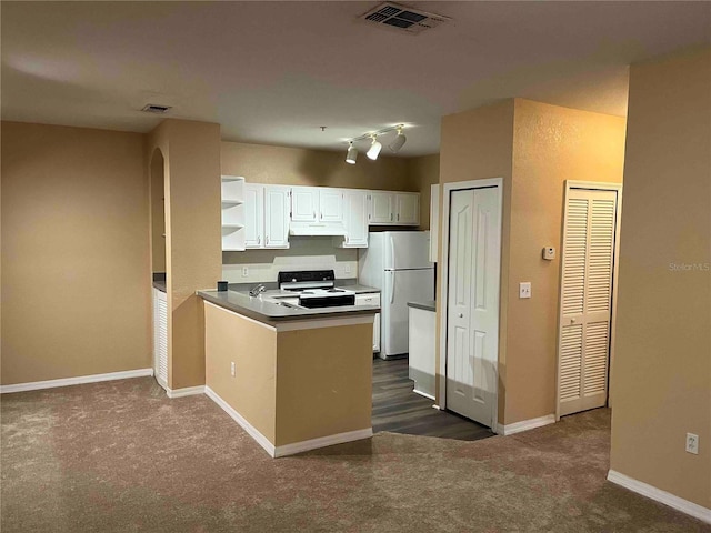 kitchen featuring visible vents, electric stove, open shelves, freestanding refrigerator, and a peninsula