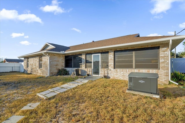 single story home with a front yard