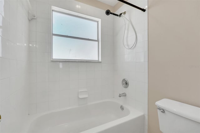 bathroom with tiled shower / bath and toilet