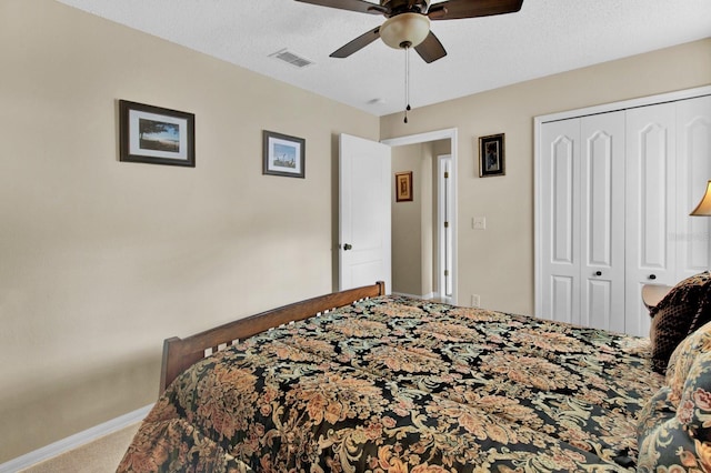 bedroom with ceiling fan, carpet floors, a textured ceiling, and a closet