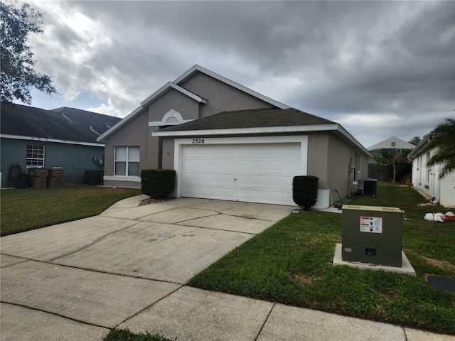 view of front facade featuring central air condition unit, a front lawn, and a garage