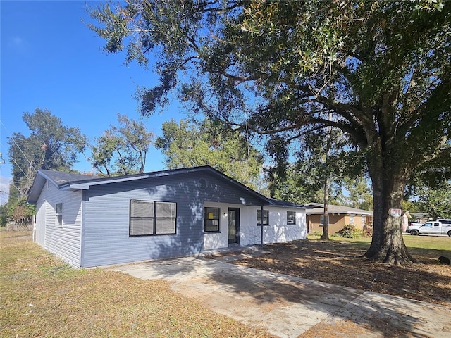 ranch-style home featuring a front yard