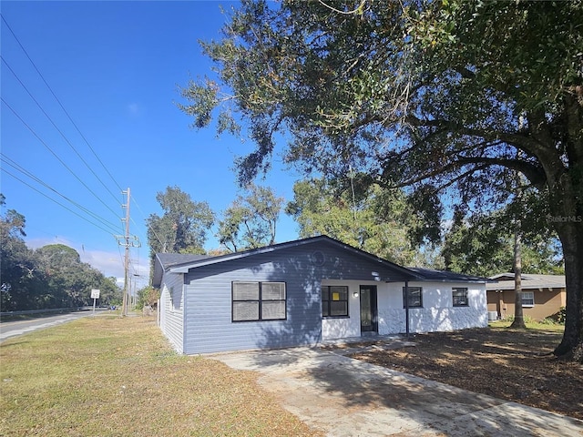 view of front of property with a front lawn