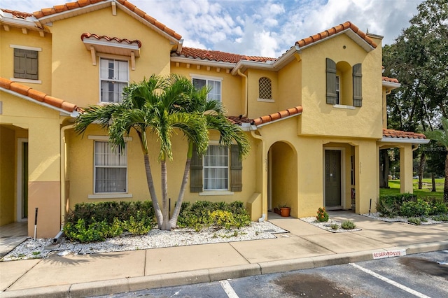 view of mediterranean / spanish-style home