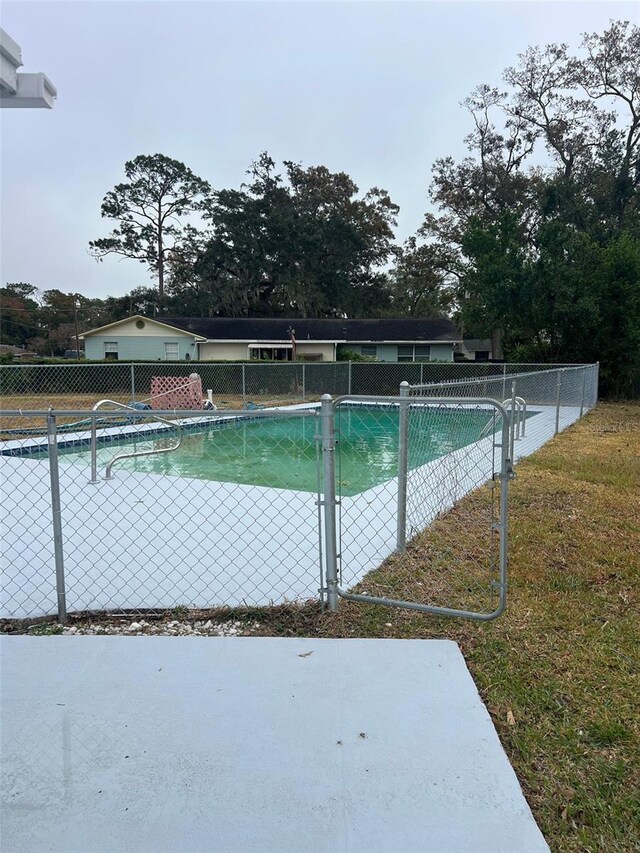 view of swimming pool featuring a lawn