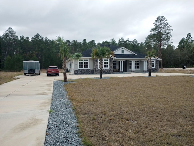 view of front of property featuring a front yard