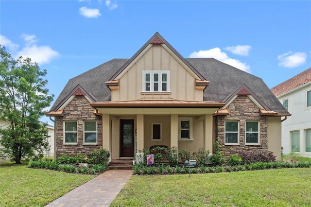 view of front of property featuring a front yard