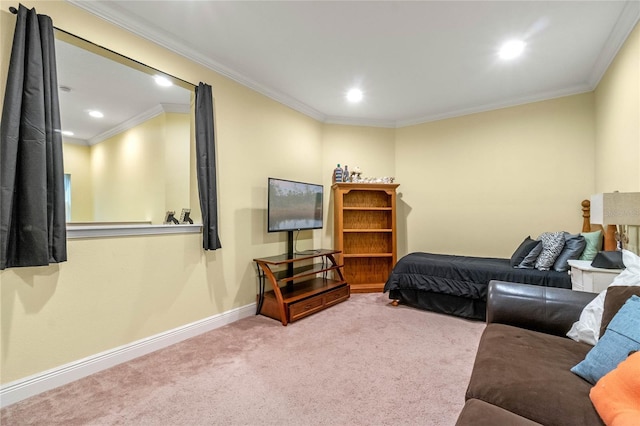 living room featuring crown molding and carpet