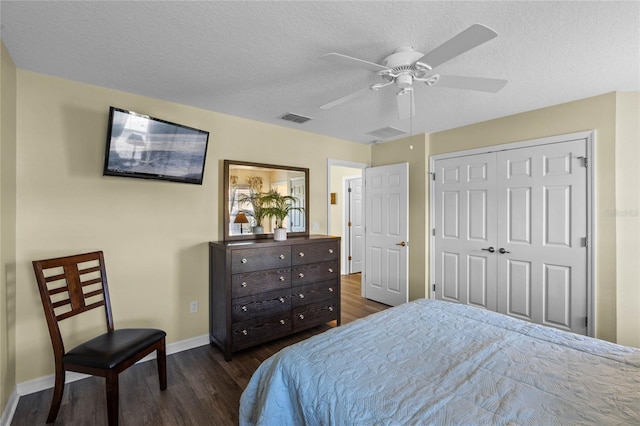 bedroom with dark hardwood / wood-style flooring, ceiling fan, a closet, and a textured ceiling