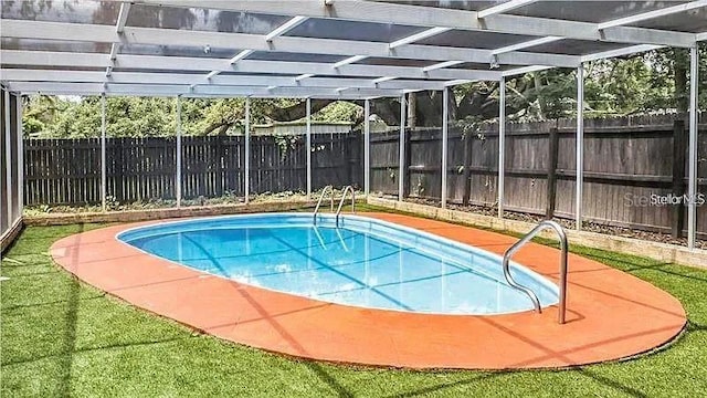 view of swimming pool with a lawn